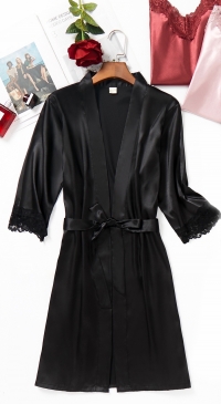 Lot d'ensembles peignoir et nuisette satin
