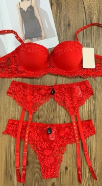 Soutien gorge rouge bonnet B avec string et jarretelles